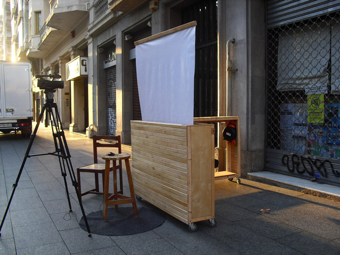 Dispositivo creado para hacer entrevistas
construido con materiales reciclados.
Intervenciónes en el barrio de la Esquerra del Eixample. Barcelona, España. 2013-2014